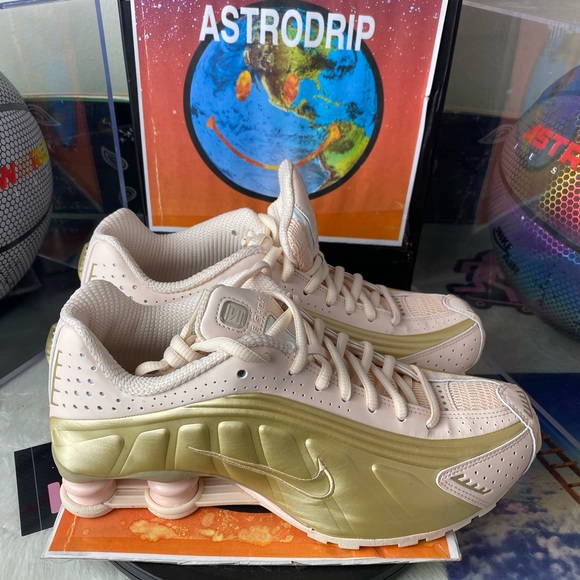 Nike Shoes - 🆕 Nike Wmns Shox R4 'Guava Gold' - Size: W 8.5